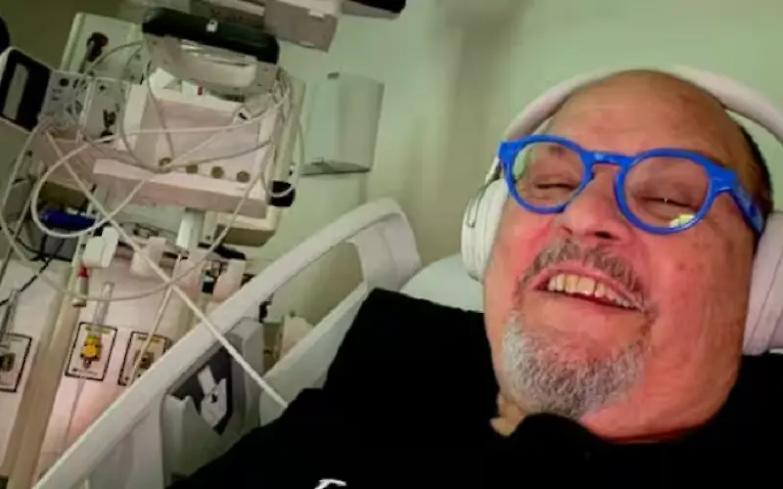 Viene colto da infarto e la Tesla lo porta fino in ospedale salvandogli la vita