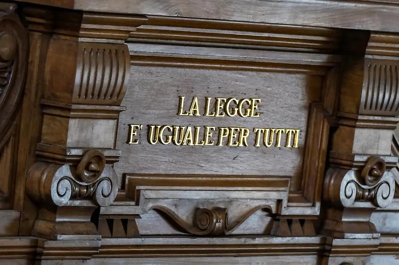 &ldquo;Trucca&rdquo; il reddito per non pagare l&rsquo;avvocato: condannato a un anno di carcere