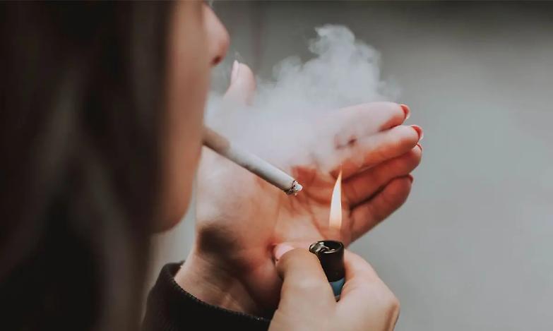 Regno Unito, primo s&igrave; al piano di Sunak per vietare il fumo alle nuove generazioni