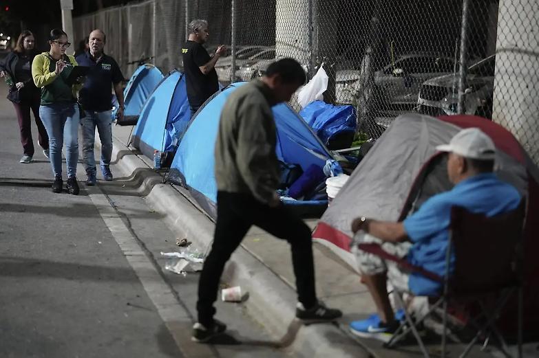 La Corte Suprema valuta se impedire ai senzatetto di dormire all'aperto