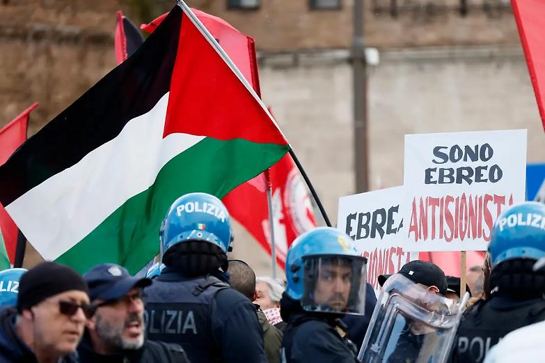 Festa del 25 Aprile, scontri a Roma tra i manifestanti pro Palestina e Brigata Ebraica. Sassi contro i cronisti &ndash; FOTO
