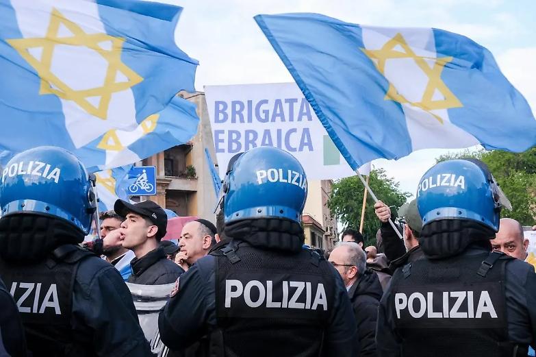 Quell&rsquo;antisemitismo in clarks, occhialini e giacca di velluto&hellip;