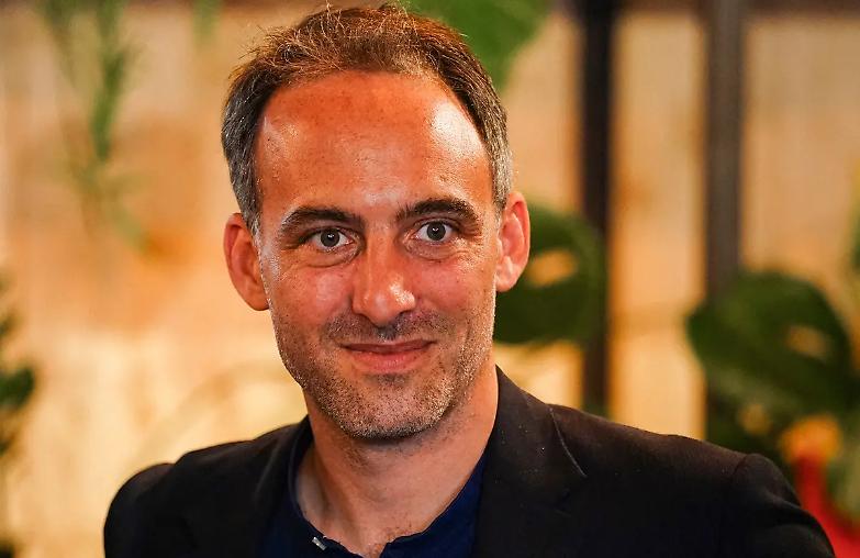 Raphael Gluksmann, il terzo incomodo tra Macron e Le Pen