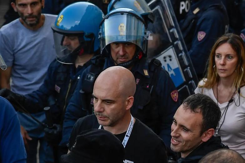 Corteo pro Palestina davanti al Salone del libro, Zerocalcare: &ldquo;State lasciando fuori la Storia&rdquo;