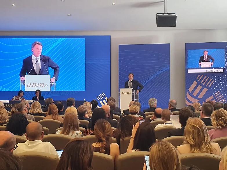 Renzi al Congresso Anm: &ldquo;Riforme? Dal governo solo chiacchiere&rdquo;. E il Pd chiude