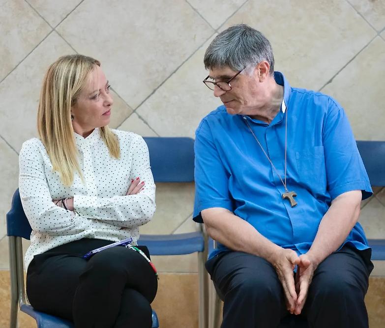 De Luca chiama don Patriciello &ldquo;il Pippo Baudo dell&rsquo;area nord&rdquo;. Lui: &ldquo;Pugnalato&rdquo;. E interviene Meloni