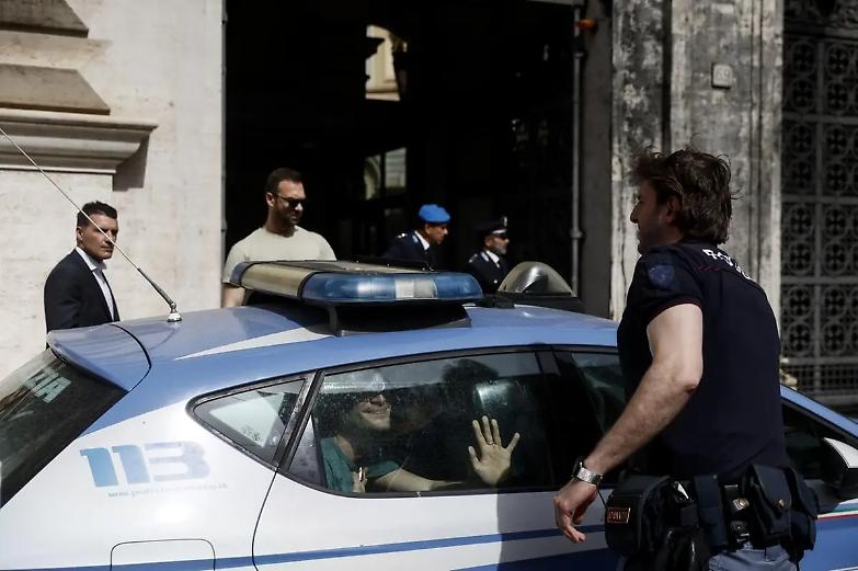 Blitz di Ultima generazione contro via Arenula: fermati sei attivisti