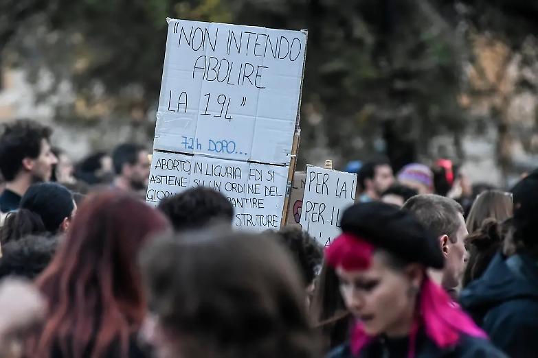L&rsquo;aborto piomba sulle Europee, la destra firma il manifesto Provita