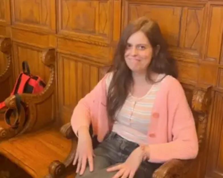 Ilaria Salis in tribunale a Budapest, per la prima volta senza catene e manette