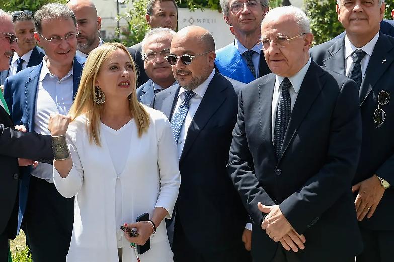 Meloni va a Caivano e stana De Luca: &ldquo;Ecco &lsquo;quella stronza&rsquo;, come va&rdquo;?