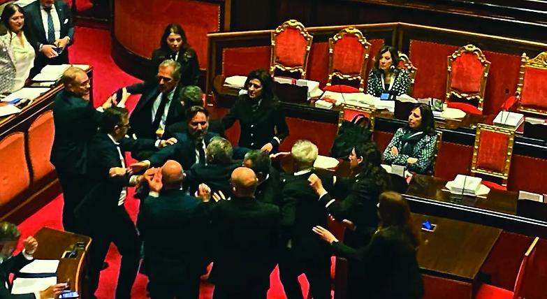 Premierato, ancora bagarre in Senato: rissa sfiorata tra FdI e M5S