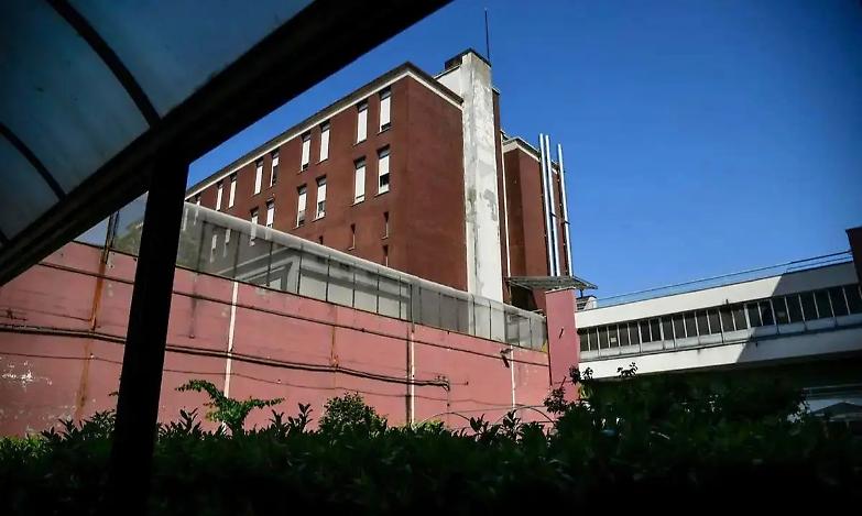 Rivolta nel carcere minorile Beccaria: detenuti barricati nell&rsquo;istituto circondato da volanti