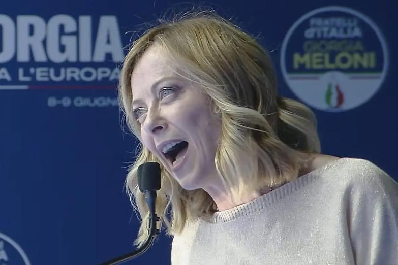 Attacchi a Pd e M5S, riferimenti calcistici e Rino Gaetano. Cronaca dell&rsquo;ultimo comizio di Meloni prima del voto