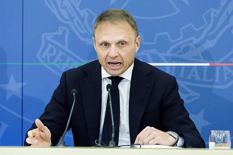 Scoppia il &ldquo;caso chat&rdquo;: si autosospende Signorelli, portavoce di Lollobrigida