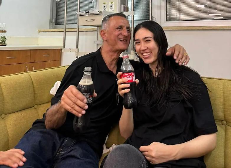 L&rsquo;Idf libera quattro ostaggi israeliani. Tra loro Noa, la ragazza simbolo del 7 ottobre: l&rsquo;abbraccio con il padre dopo 8 mesi