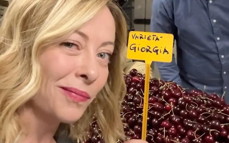 &ldquo;Variet&agrave; Giorgia&rdquo;. La premier rispolvera il &ldquo;trucco&rdquo; della frutta