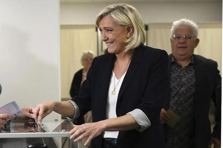 Exit poll: trionfo dell&rsquo;ultradestra da Vienna a Parigi. Le Pen oltre il 31 %, Macron stasera in tv