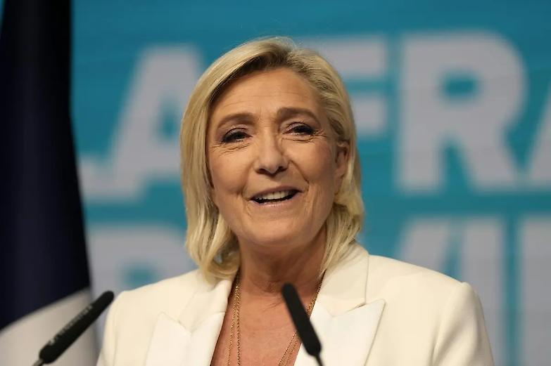 Francia, i repubblicani aprono all&rsquo;alleanza con Le Pen: centrodestra nel caos