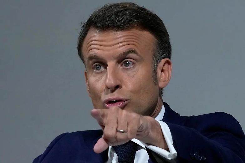 Macron lancia l&rsquo;appello: &laquo;Alleanza repubblicana contro l&rsquo;estrema destra&raquo;