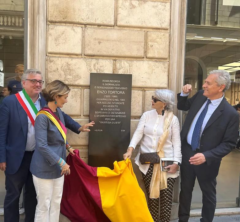 Roma ricorda Enzo Tortora: una stele nel luogo in cui l&rsquo;odissea ebbe inizio
