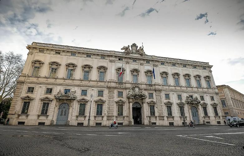 Suicidio assistito: la politica diserta, la Consulta decide