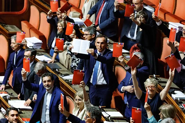 Premierato, primo s&igrave; al Senato. Le opposizioni &ldquo;impugnano&rdquo; la Costituzione