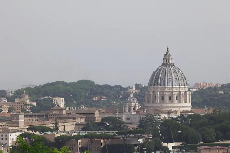 Caldo record e cielo giallo: esplode la mania del complotto