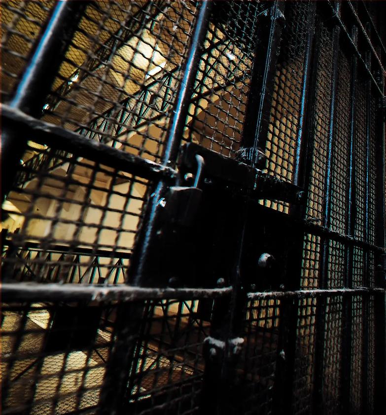 Di fronte all&rsquo;inferno delle carceri lo Stato che fa? S&rsquo;indigna s&rsquo;impegna poi getta la spugna con gran dignit&agrave;