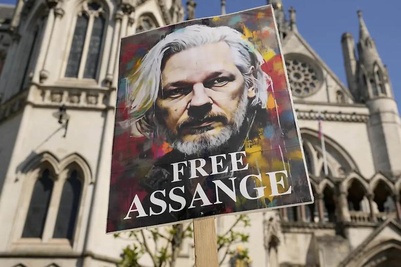 La madre di Julian Assange: &laquo;Per mio figlio &egrave; la fine di un incubo&raquo;