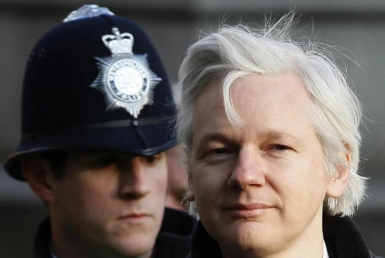Assange &egrave; libero, Navalny &egrave; morto: ecco la differenza tra democrazia e dittatura