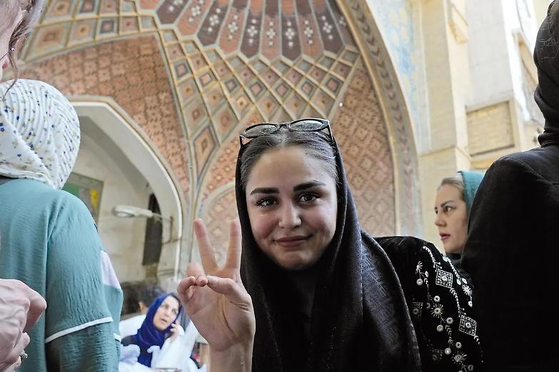 Iran, quell&rsquo;esercito di donne che insegna la civilt&agrave; alla dittatura sciita
