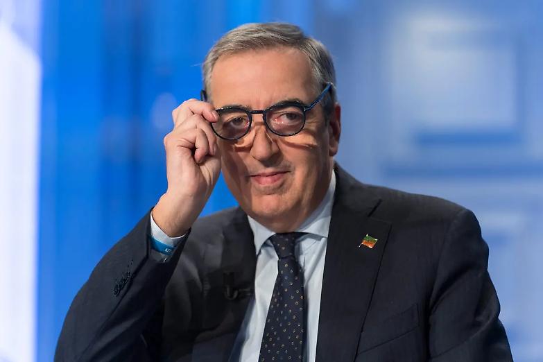 L&rsquo;idea di Gasparri: mille euro al mese a chi rinuncia all&rsquo;aborto