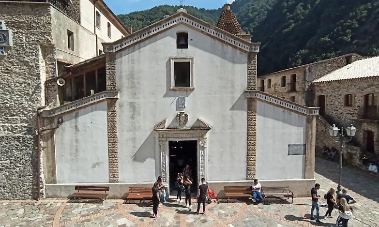 Santuario della Madonna di Polsi, il vescovo Oliva contro tv e giornali che parlano della chiesa come luogo di &lsquo;ndrangheta e non di preghiera