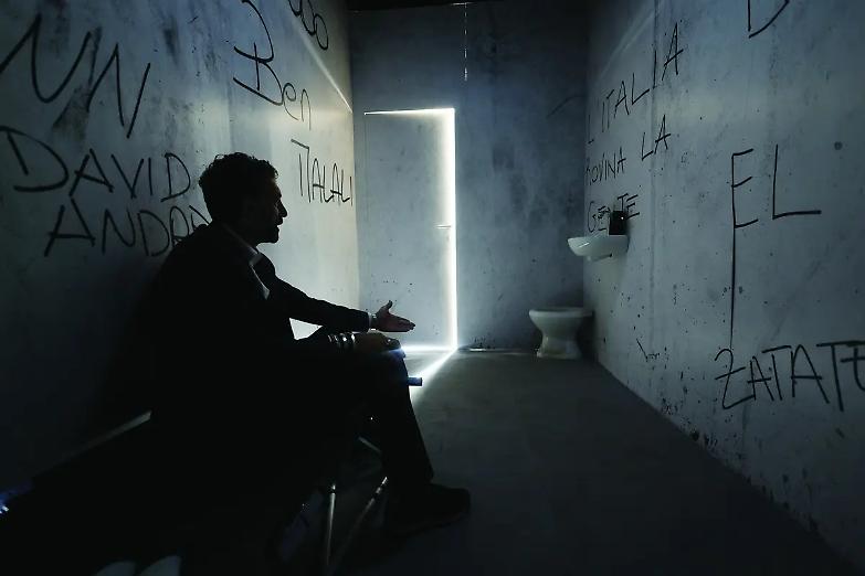 Penalisti in piazza con la cella di Cnf e Dubbio per dire basta ai suicidi