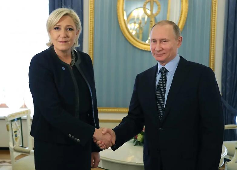 Da P&eacute;tain a Putin: il bacio di Vladimir a Le Pen...