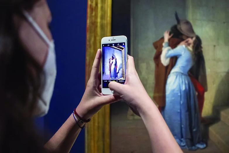 Giornata mondiale del bacio. Quell&rsquo;atto d&rsquo;amore che il diritto pu&ograve; trasformare in reato