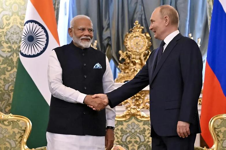 Modi, l&rsquo;abbraccio con Putin che fa infuriare Zelensky