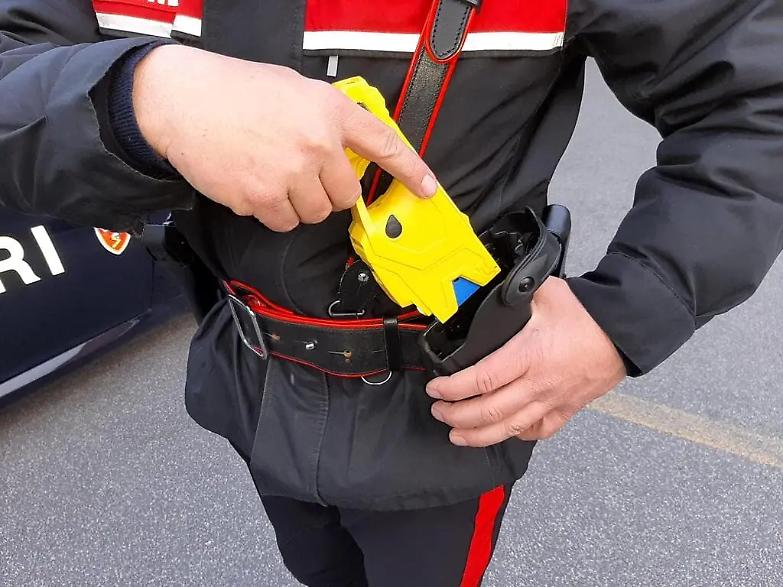 Colpito dal taser dei carabinieri, muore per arresto cardiaco