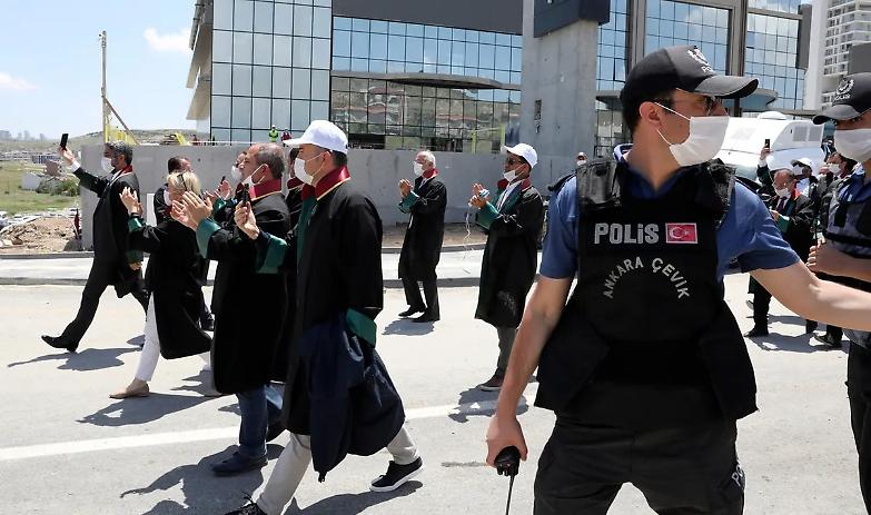 Storie di processi farsa: il ruolo degli osservatori internazionali