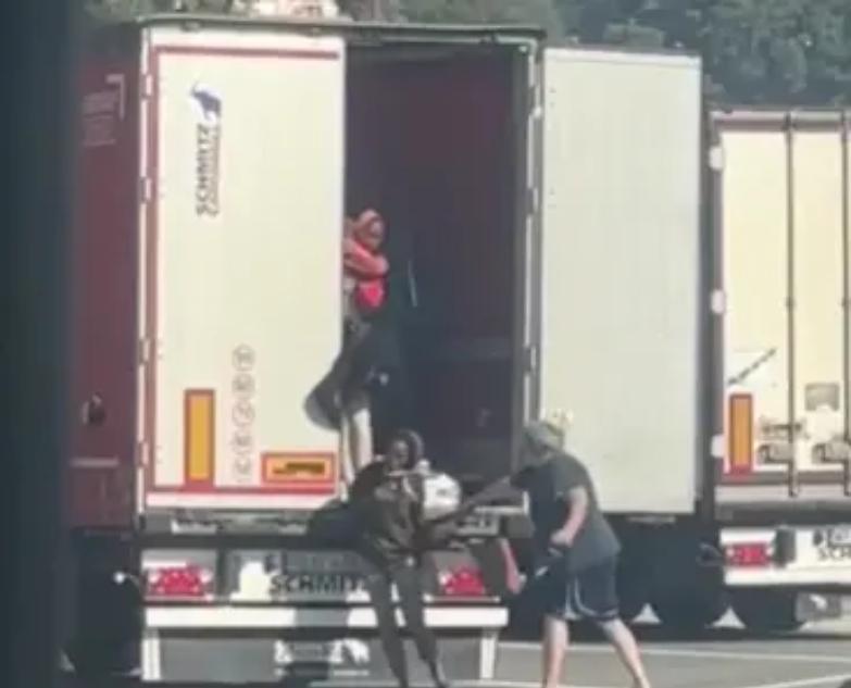 Ventimiglia, migranti scoperte a bordo del tir prese a frustate dal camionista