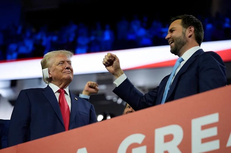 L&rsquo;arrivo di Trump con l&rsquo;orecchio fasciato: bagno di folla alla convention repubblicana