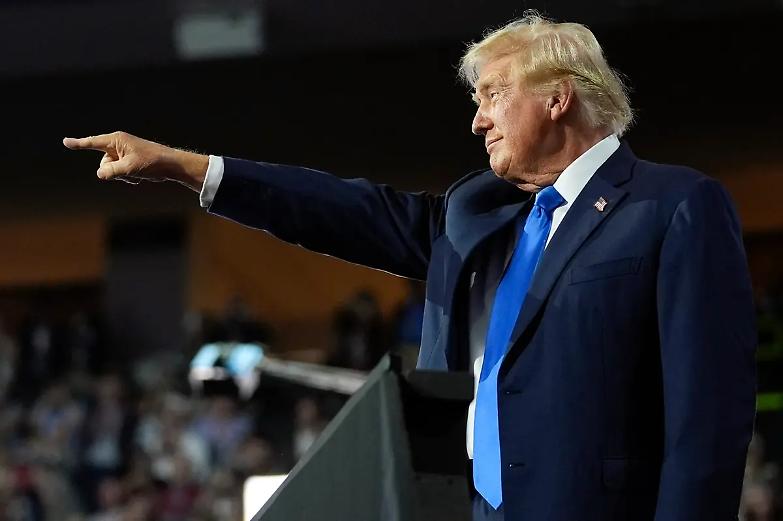 Trump torna a ruggire: &ldquo;Xi, Putin e Orban leader tosti e intelligenti&rdquo;