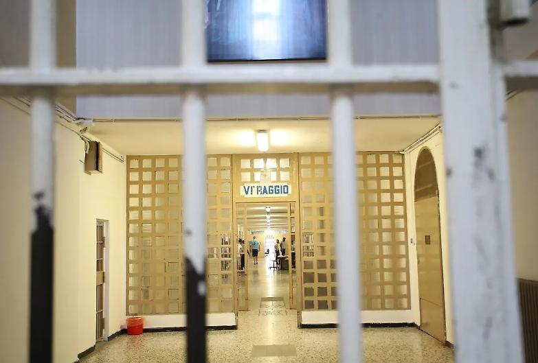 Ammassati e senz&rsquo;aria, invasi da cimici e topi. Benvenuti in carcere
