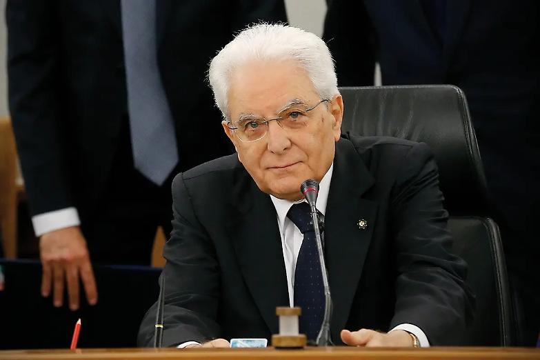 Mattarella: &ldquo;Ogni attacco all&rsquo;informazione &egrave; atto eversivo&rdquo;. Poi la stoccata: &ldquo;Spero si possa ancora dire sindaca&rdquo;