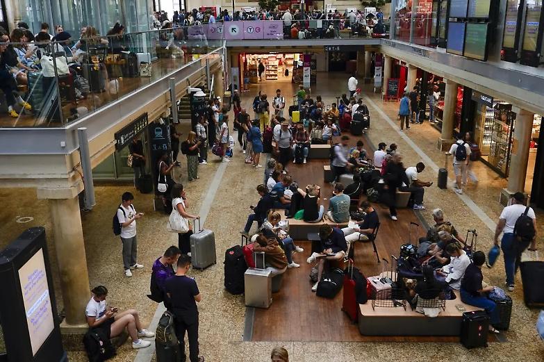 Olimpiadi, caos in Francia nel giorno del via: sabotaggi sulle linee dell&rsquo;Alta velocit&agrave;