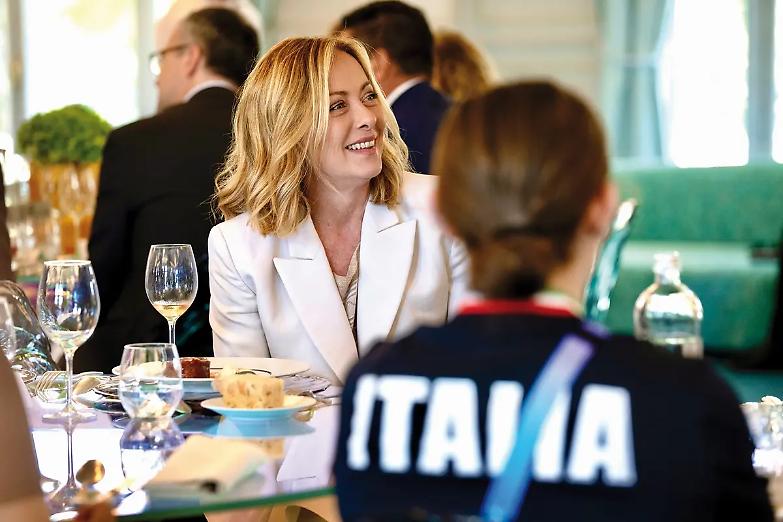 La pugile Carini si ritira contro l&rsquo;algerina &ldquo;intersessuale&rdquo; Khelif, Meloni: &laquo;Incontro non alla pari&raquo;