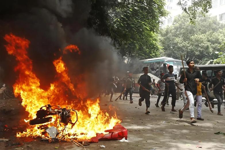 Proteste in Bangladesh, 300 morti in un mese di scontri violenti