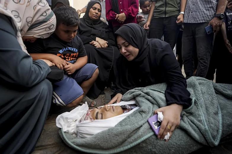 Raid israeliano su una scuola a Gaza: almeno 100 morti