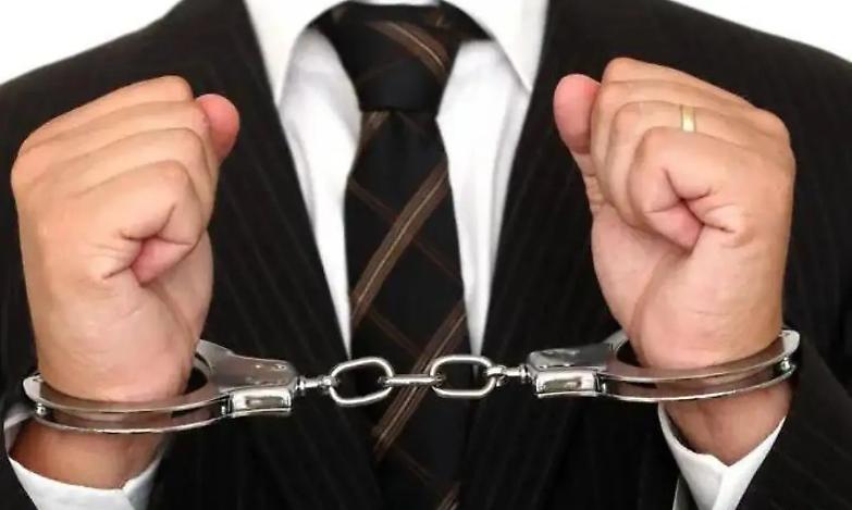 Ma i moralisti che additano i colletti bianchi di che colore hanno la camicia?...