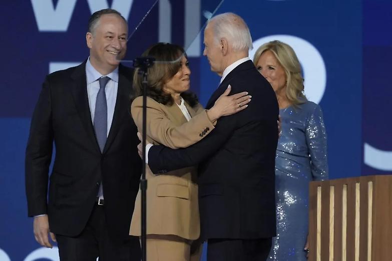 Joe Biden passa il testimone a Kamala Harris: &laquo;Un nuovo capitolo per l'America&raquo;